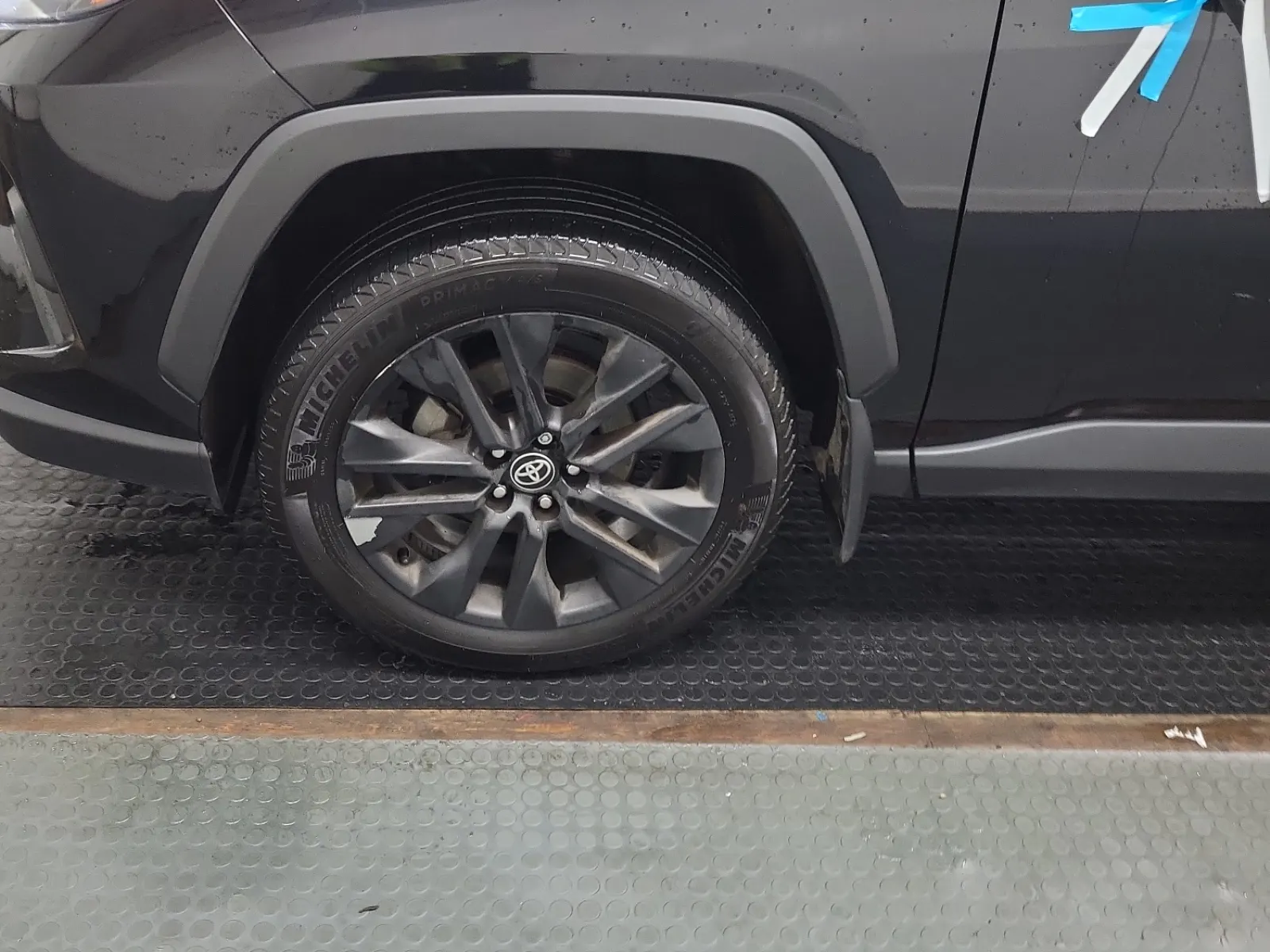 Front driver wheel/tire photo