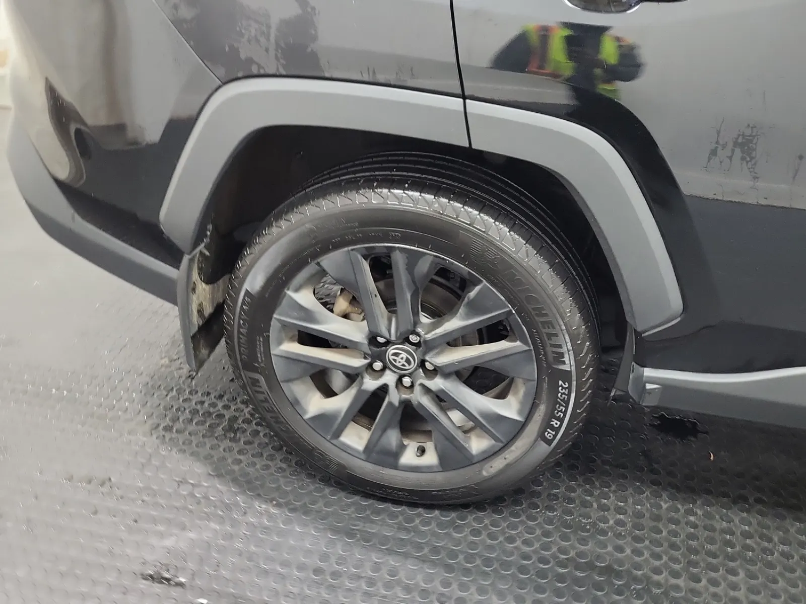 Right Rear Wheel/Tire Photo