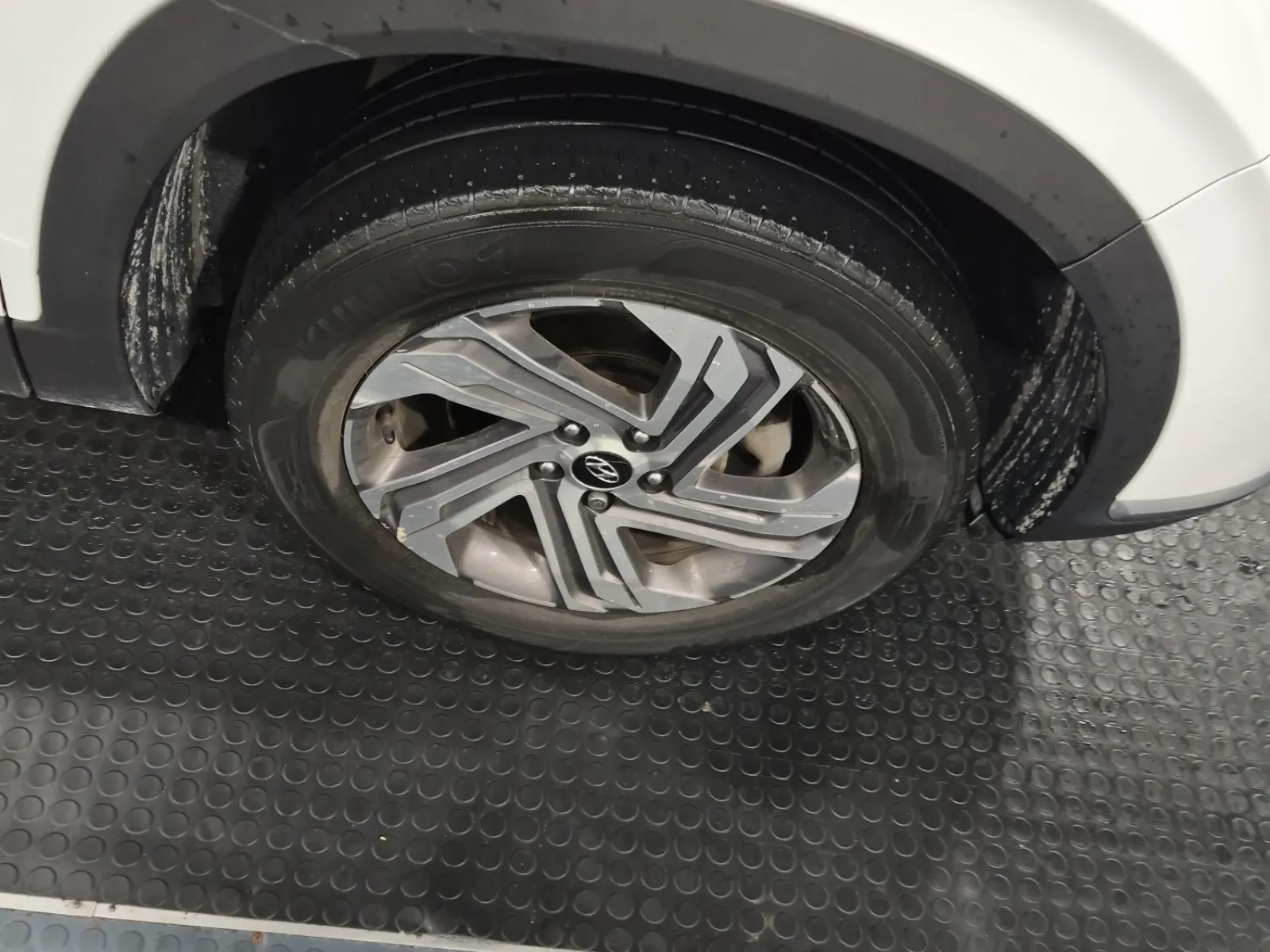 Right Front Wheel/Tire Photo