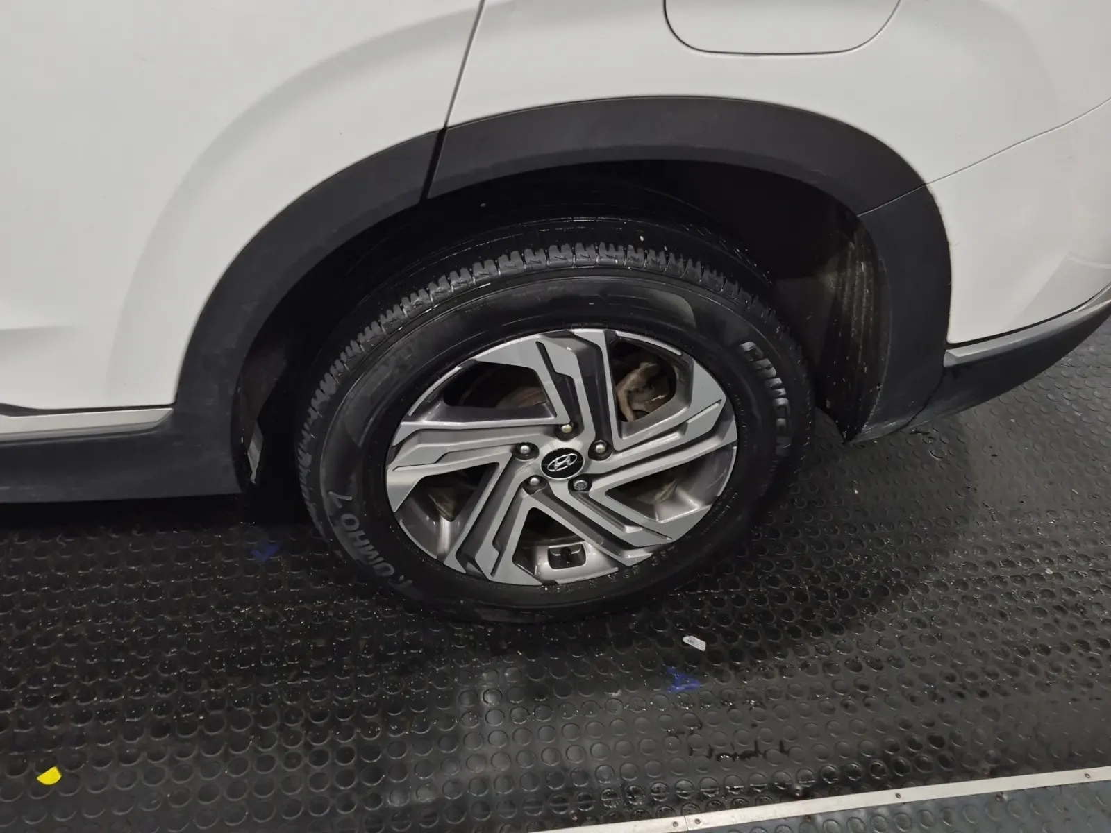 Left Rear Wheel/Tire Photo