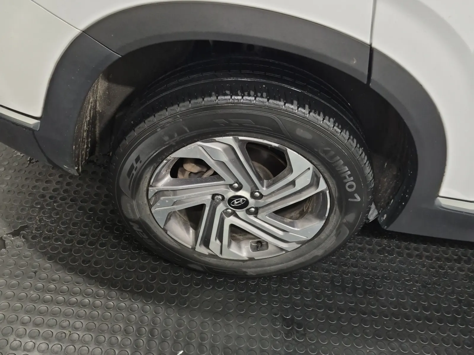 Right Rear Wheel/Tire Photo