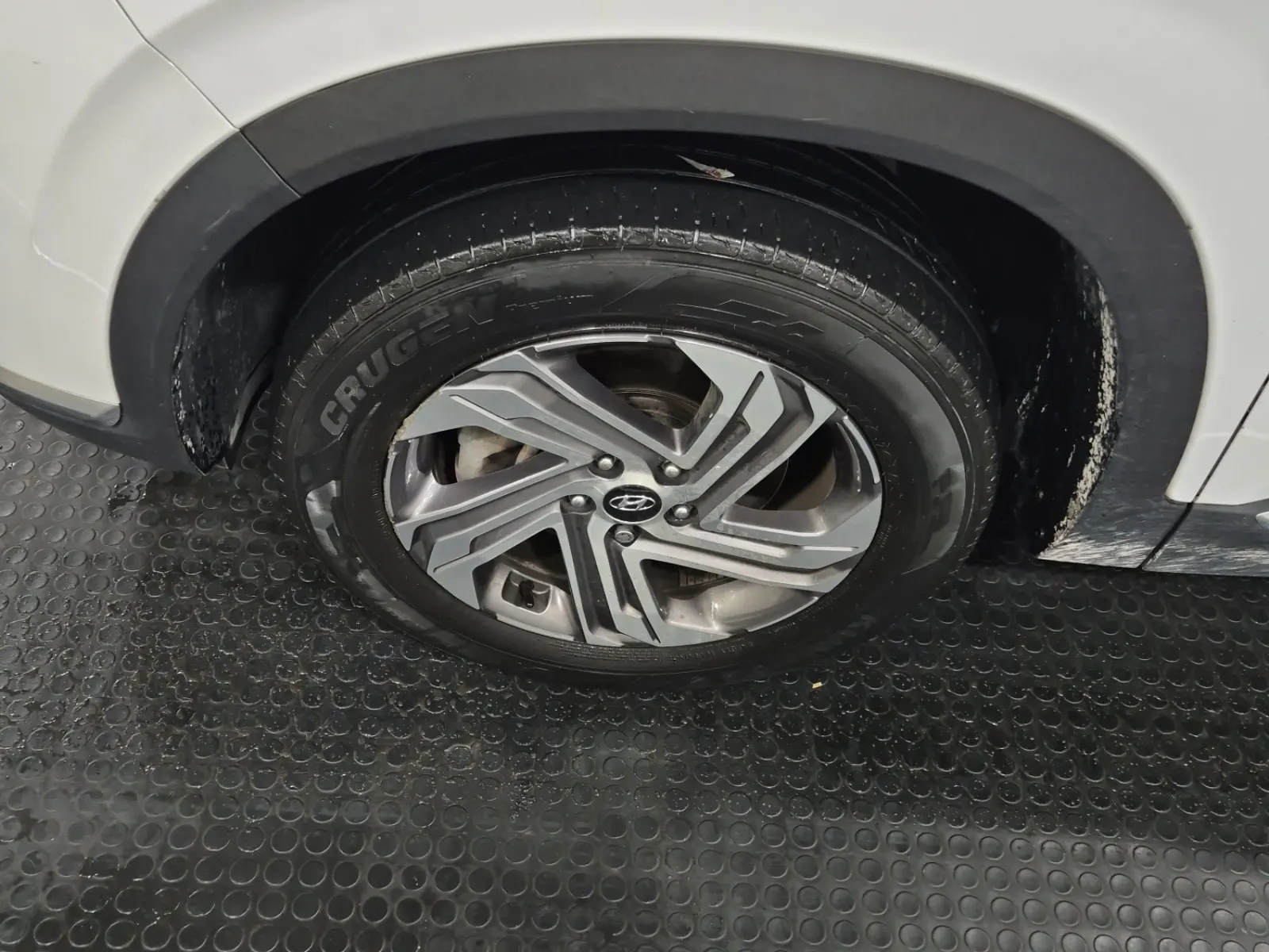 Front driver wheel/tire photo