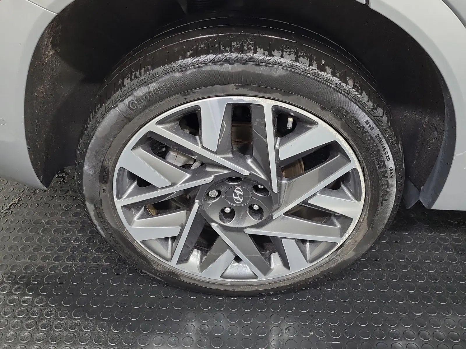 Right Rear Wheel/Tire Photo