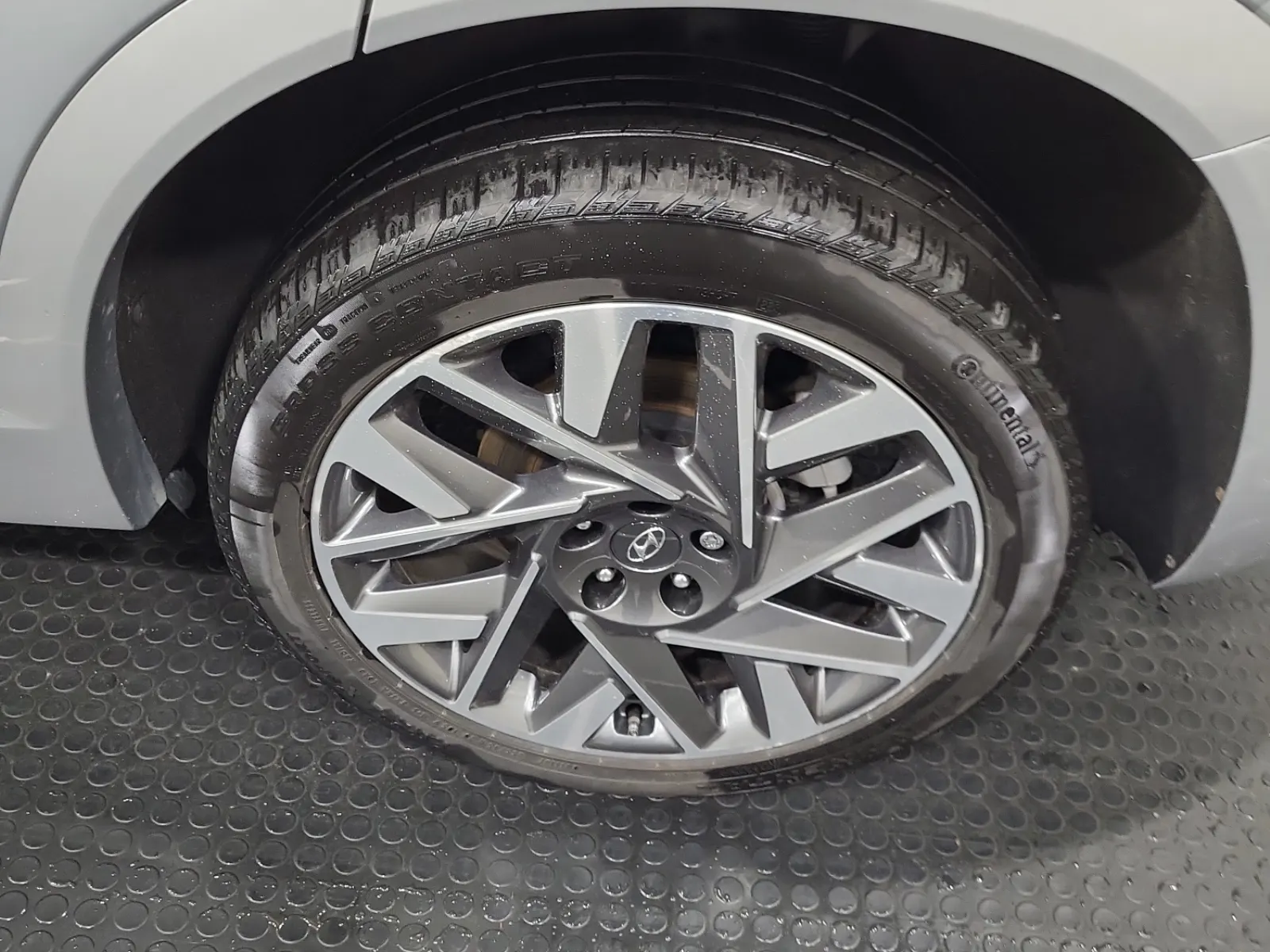 Left Rear Wheel/Tire Photo