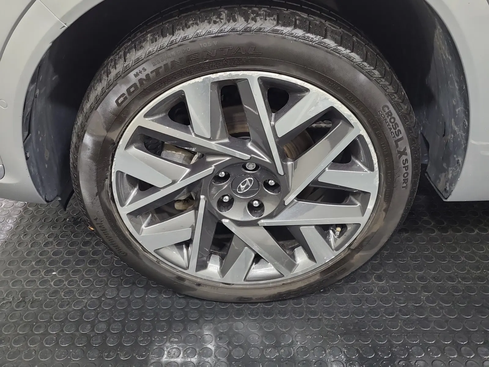 Front driver wheel/tire photo