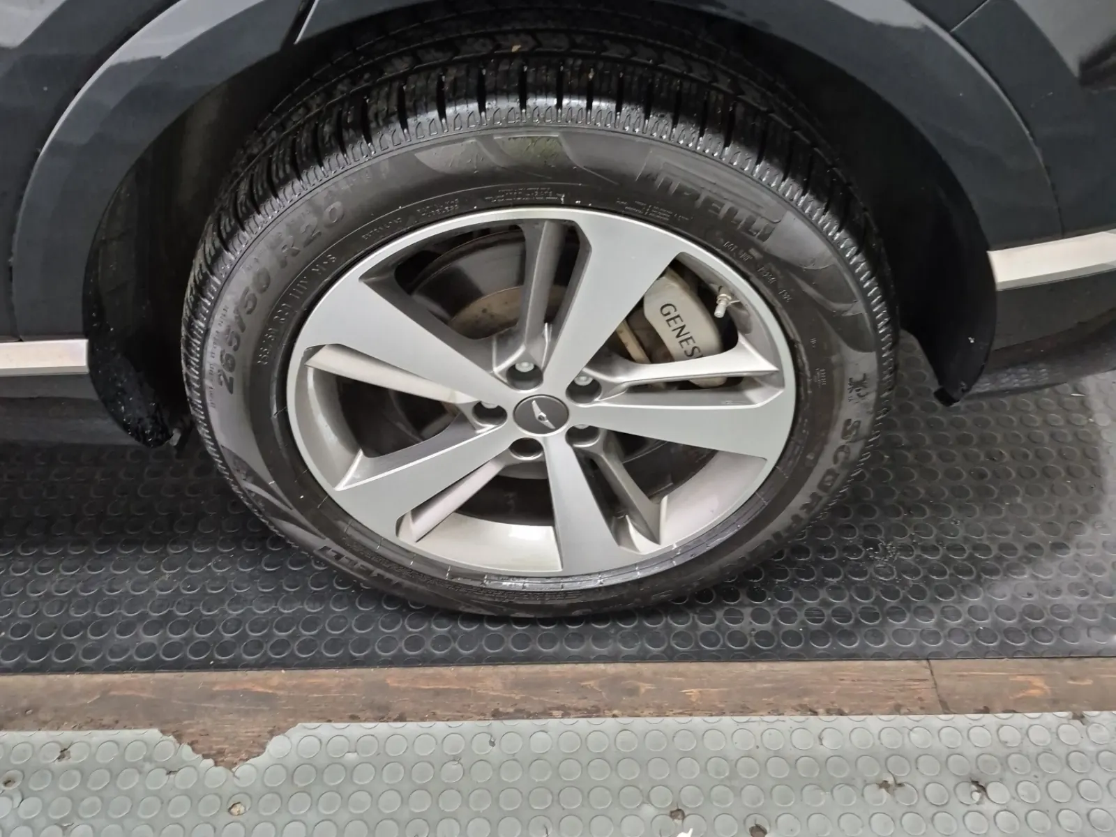 Left Rear Wheel/Tire Photo