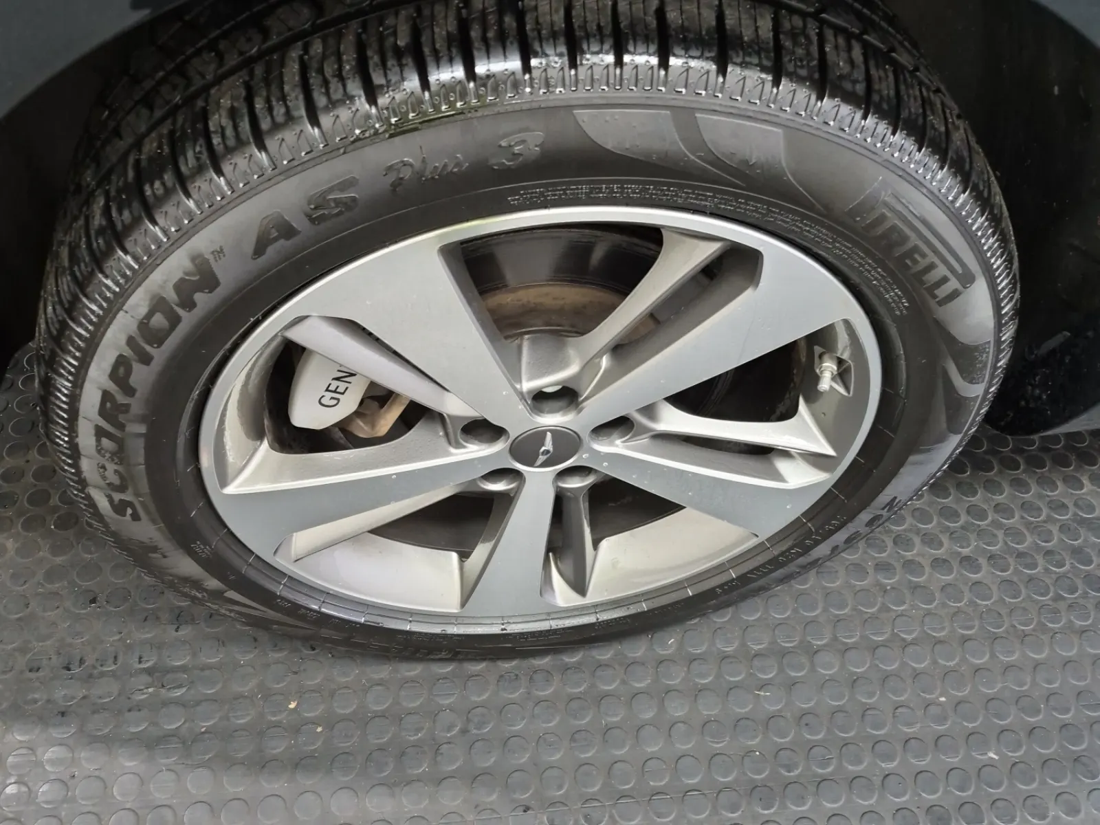 Right Rear Wheel/Tire Photo