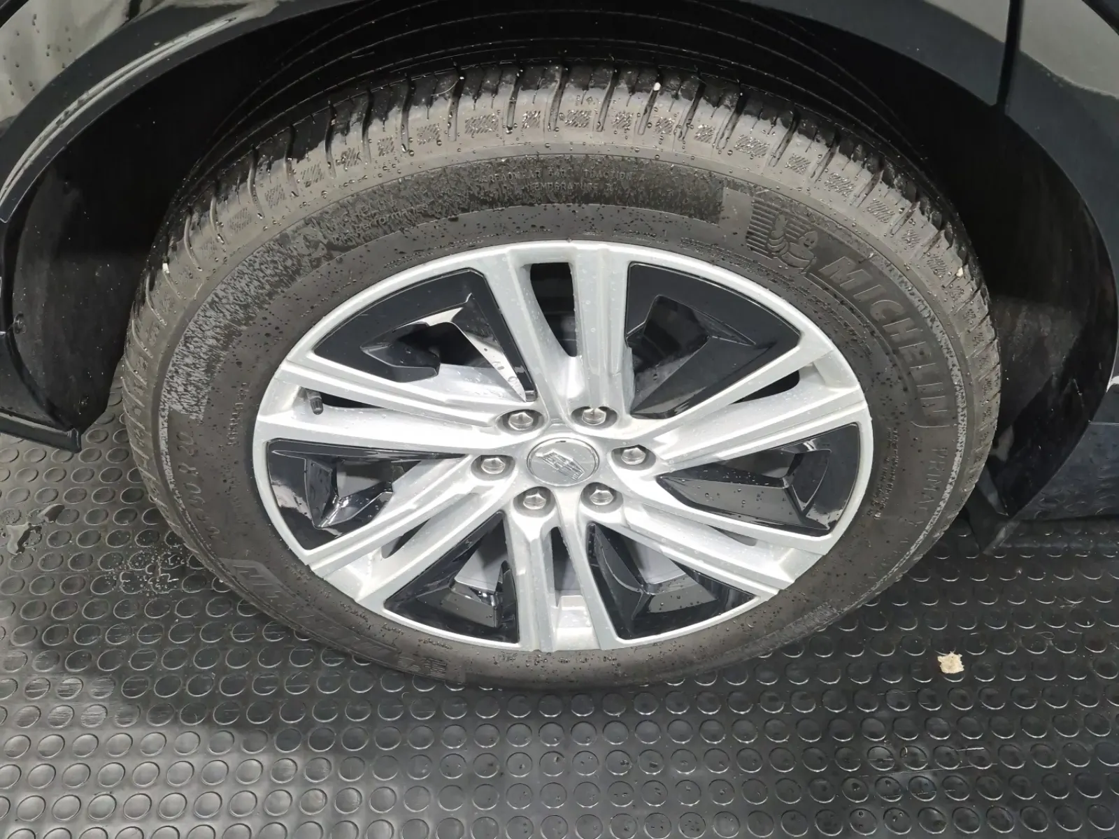 Right Rear Wheel/Tire Photo