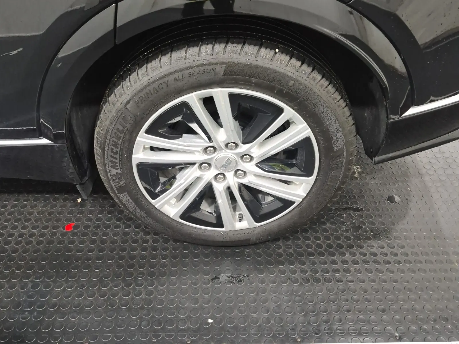 Left Rear Wheel/Tire Photo