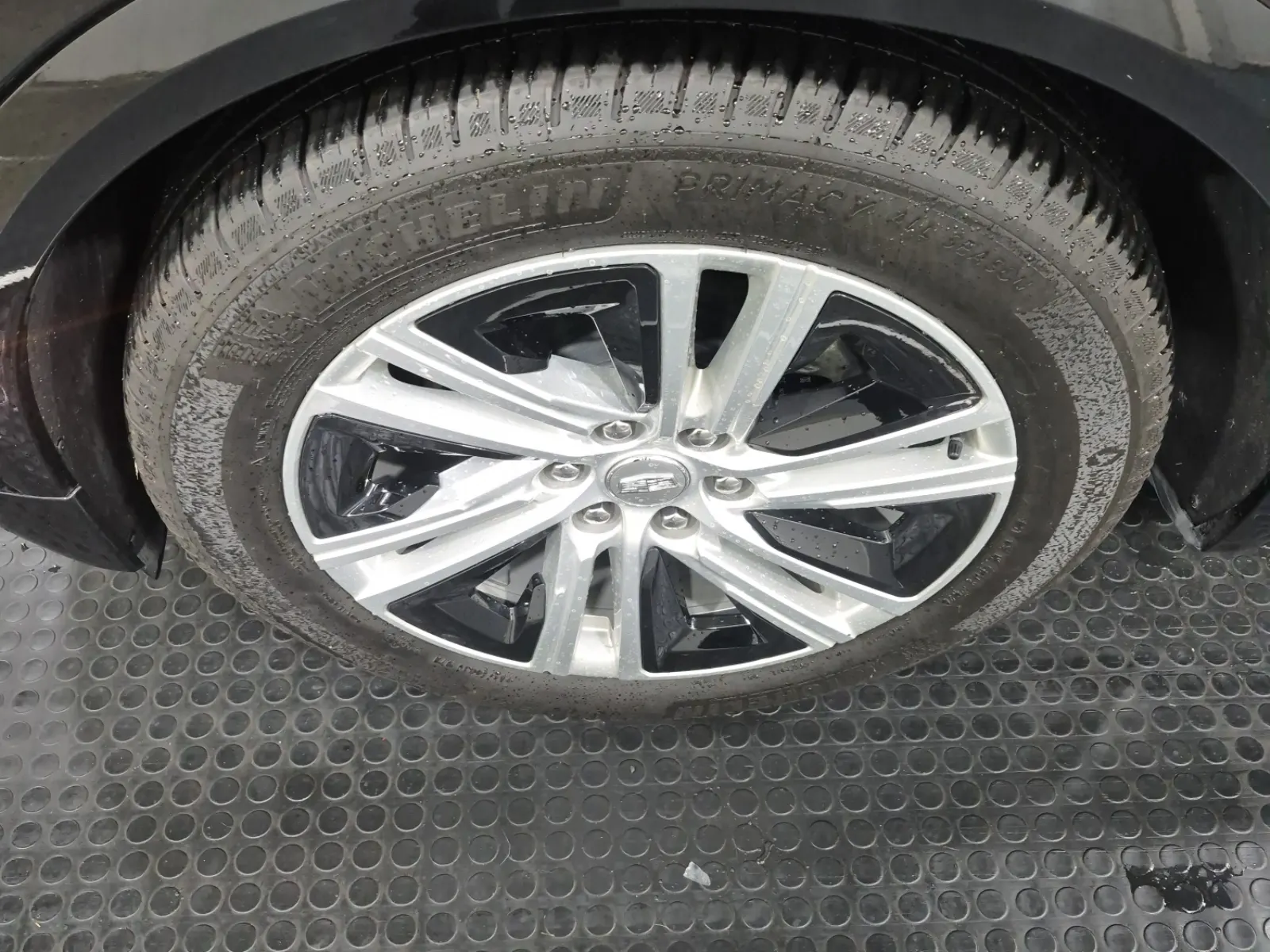 Front driver wheel/tire photo