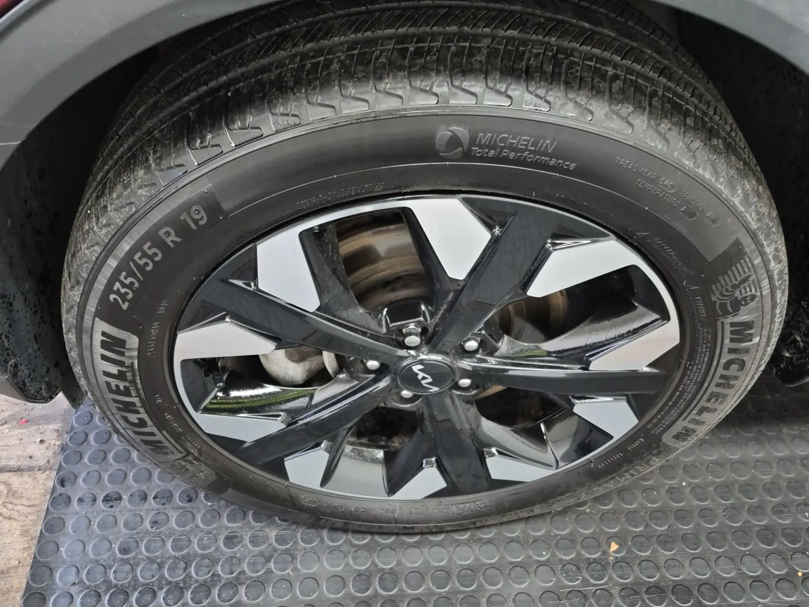 Front driver wheel/tire photo