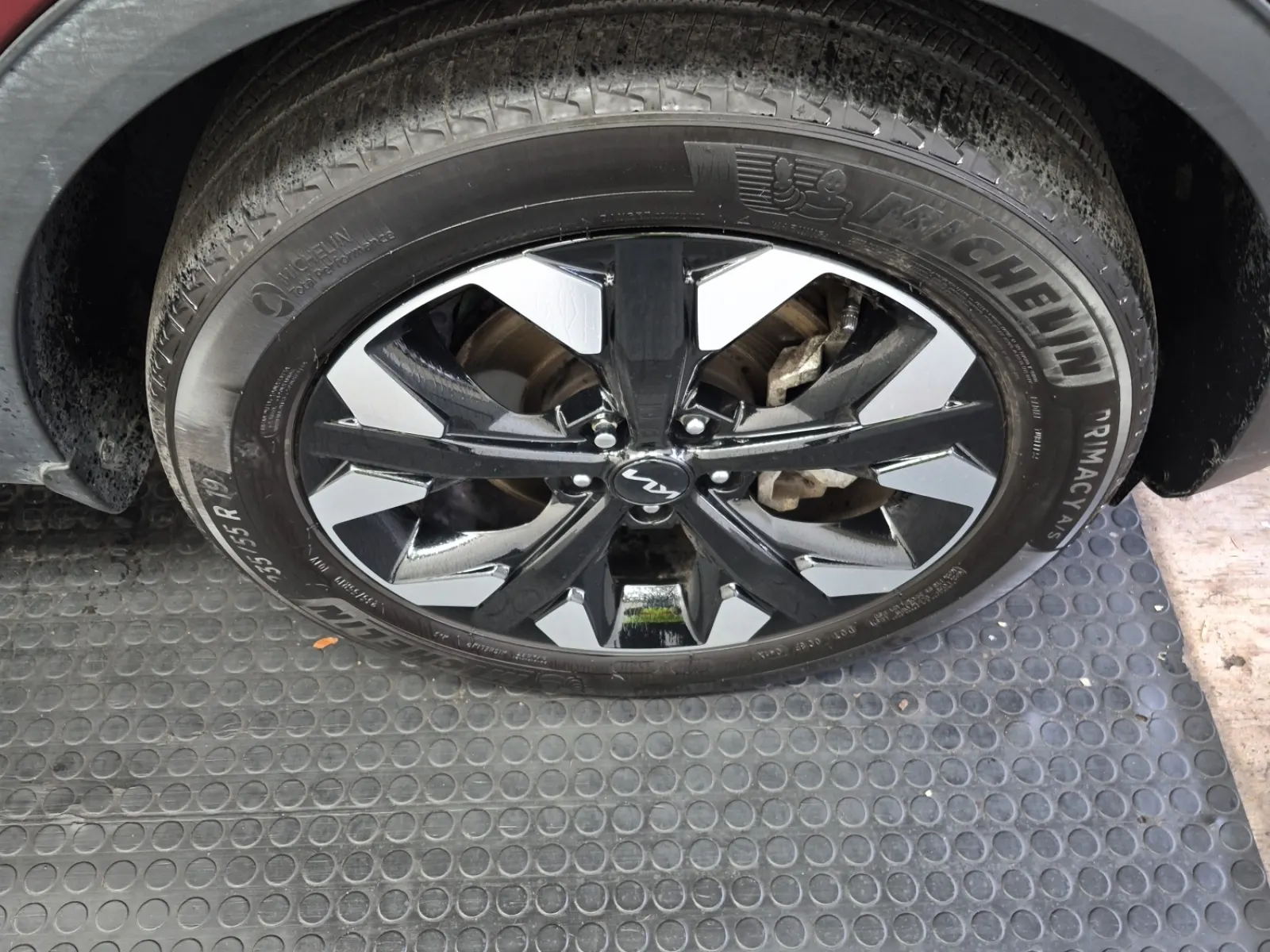Right Front Wheel/Tire Photo