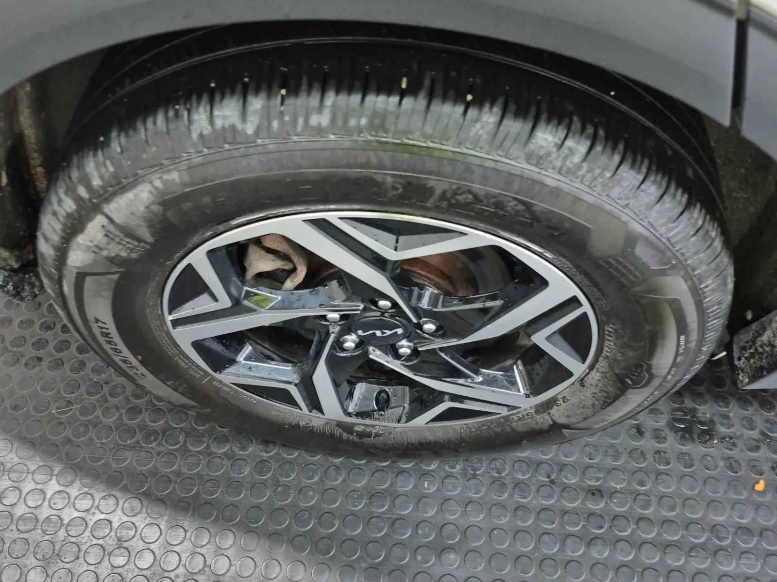Right Rear Wheel/Tire Photo