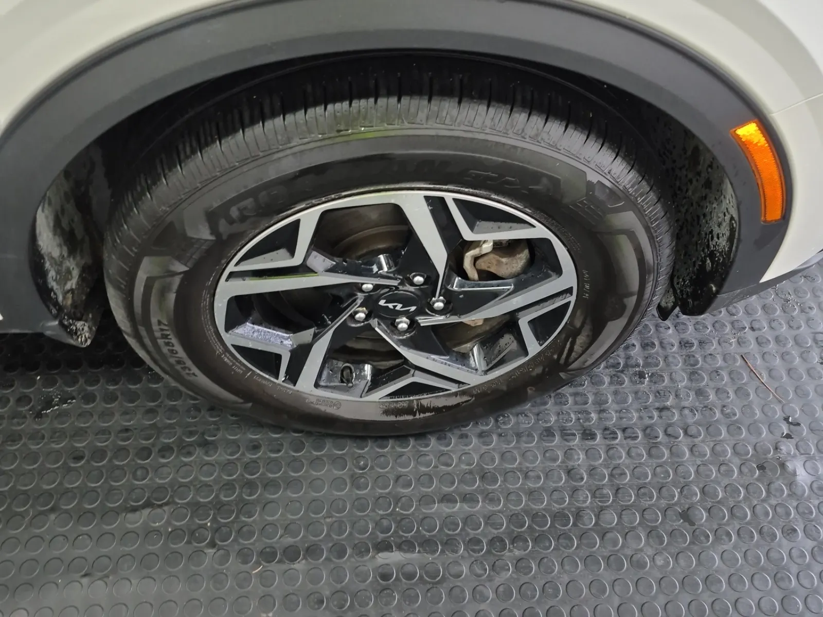 Right Front Wheel/Tire Photo