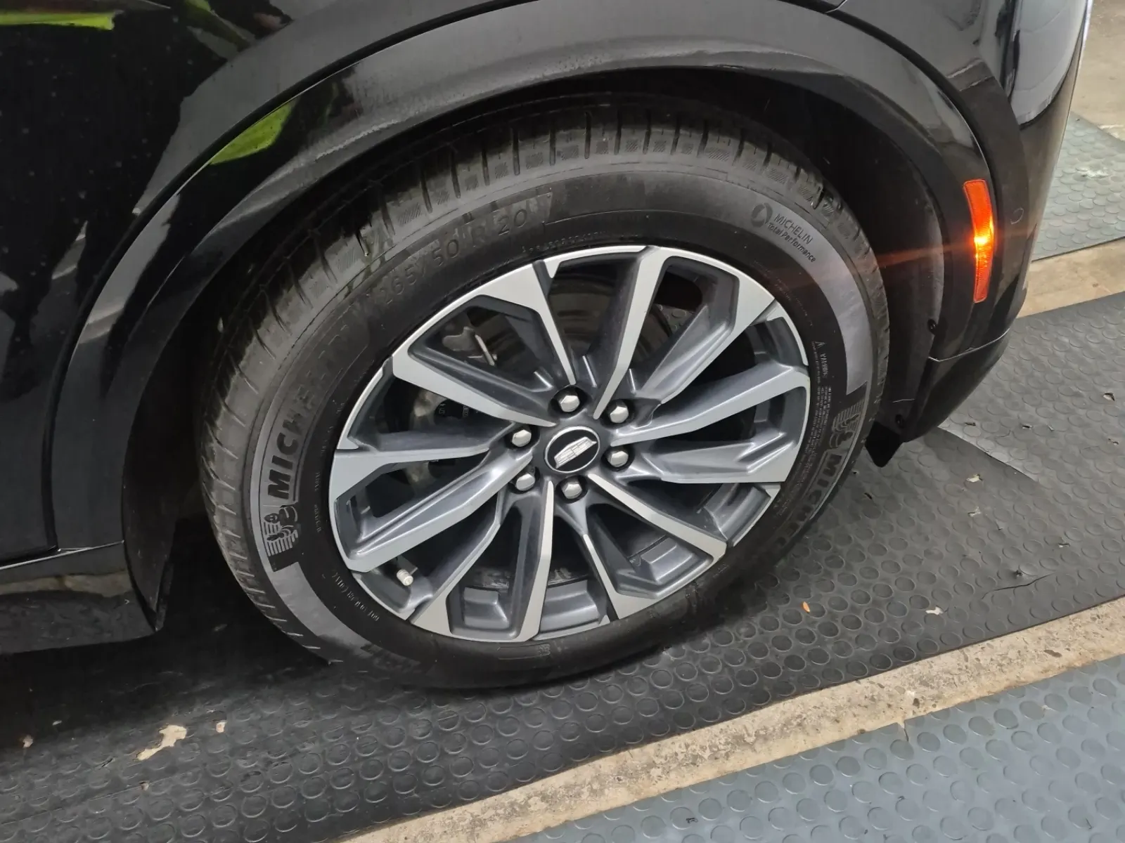 Right Front Wheel/Tire Photo