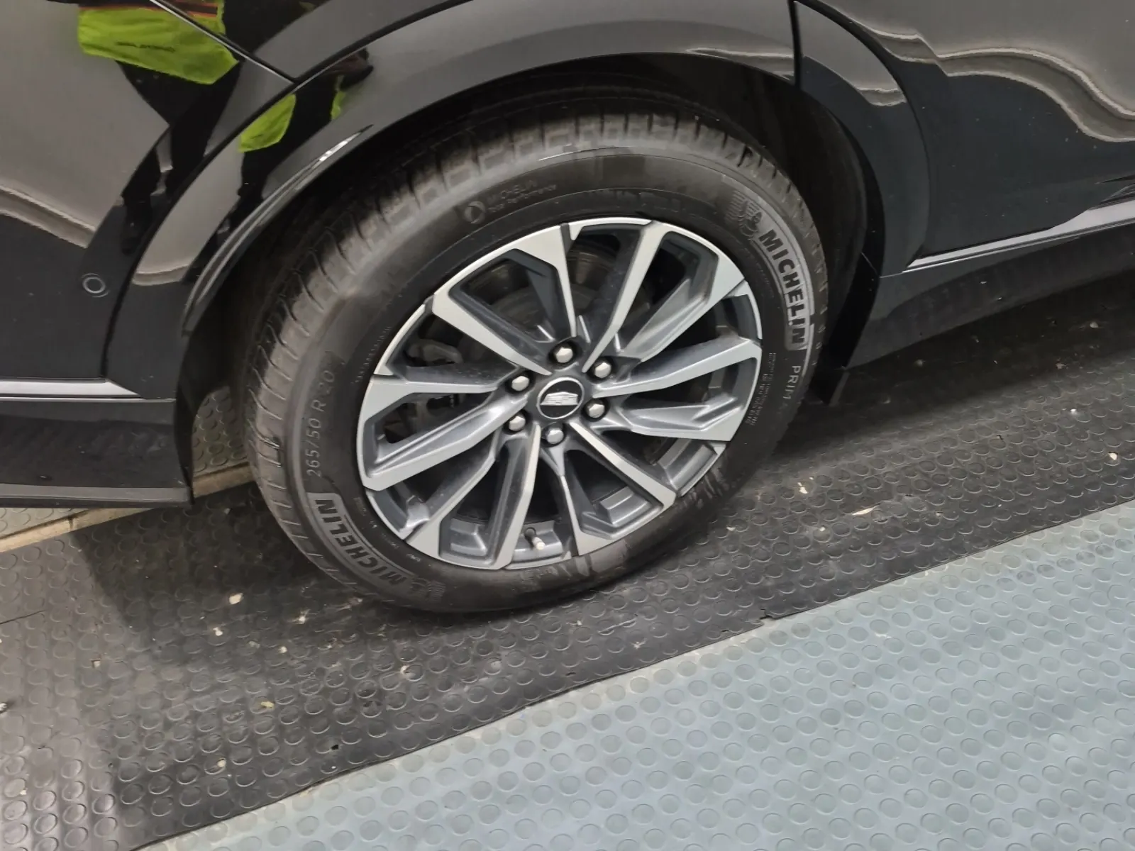 Right Rear Wheel/Tire Photo