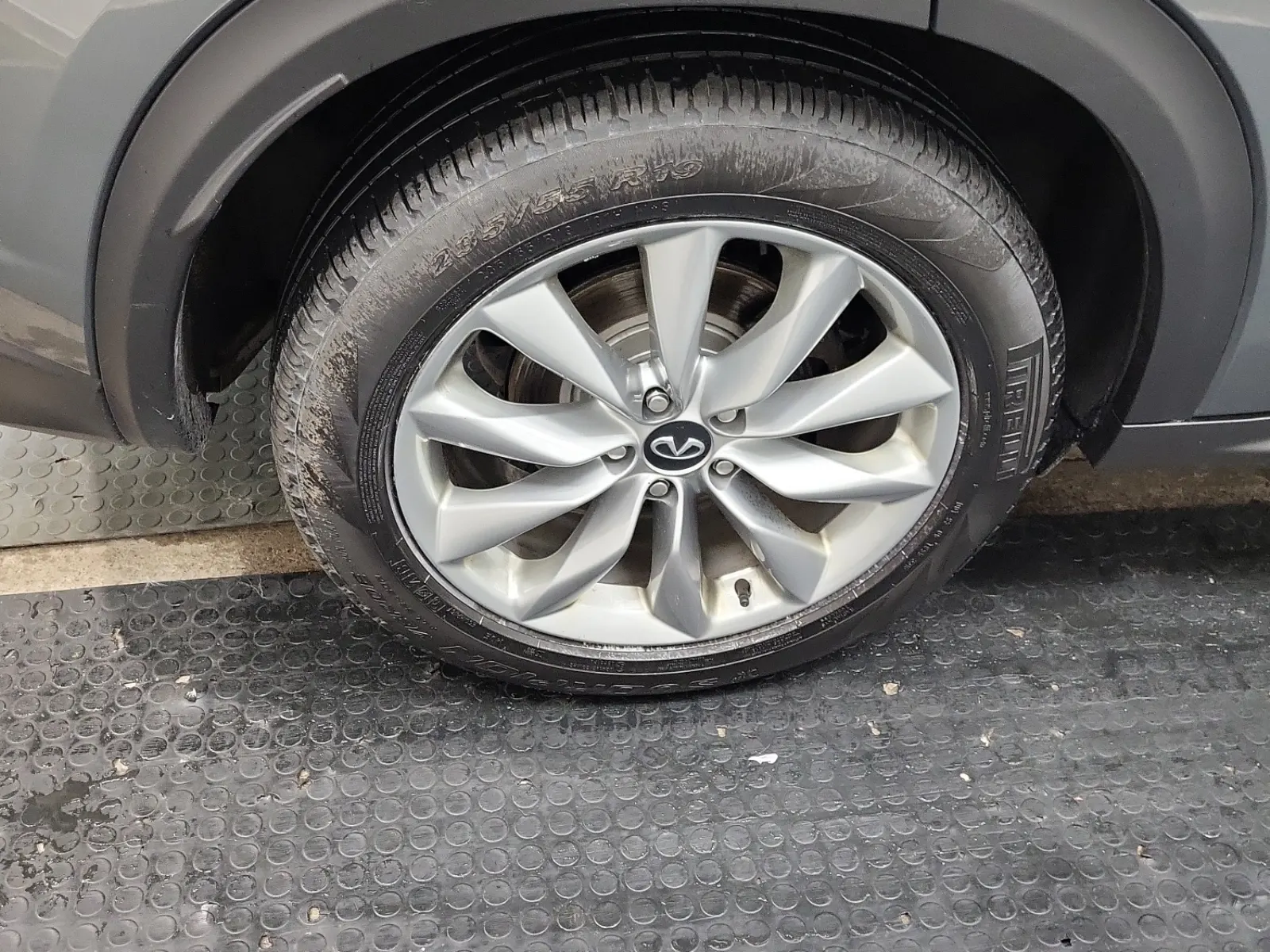 Right Rear Wheel/Tire Photo