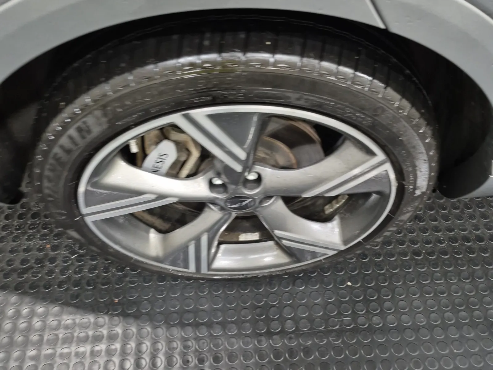 Right Rear Wheel/Tire Photo