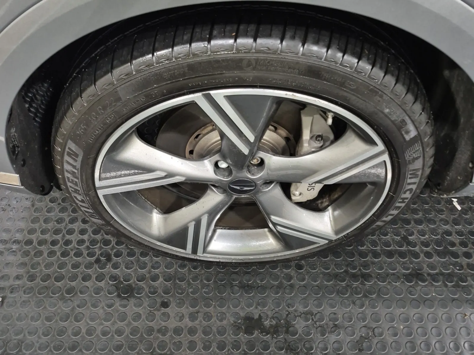 Front driver wheel/tire photo