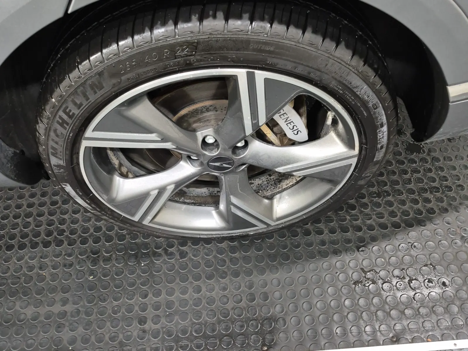 Left Rear Wheel/Tire Photo