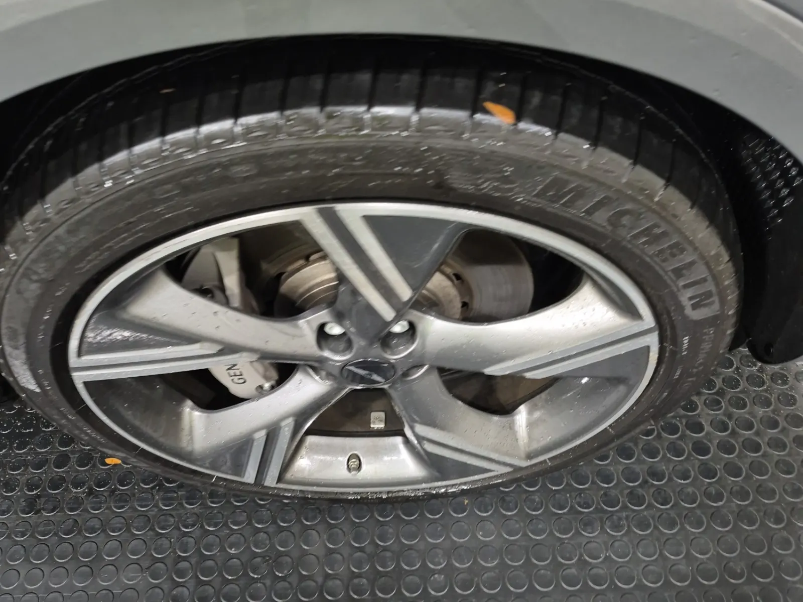 Right Front Wheel/Tire Photo