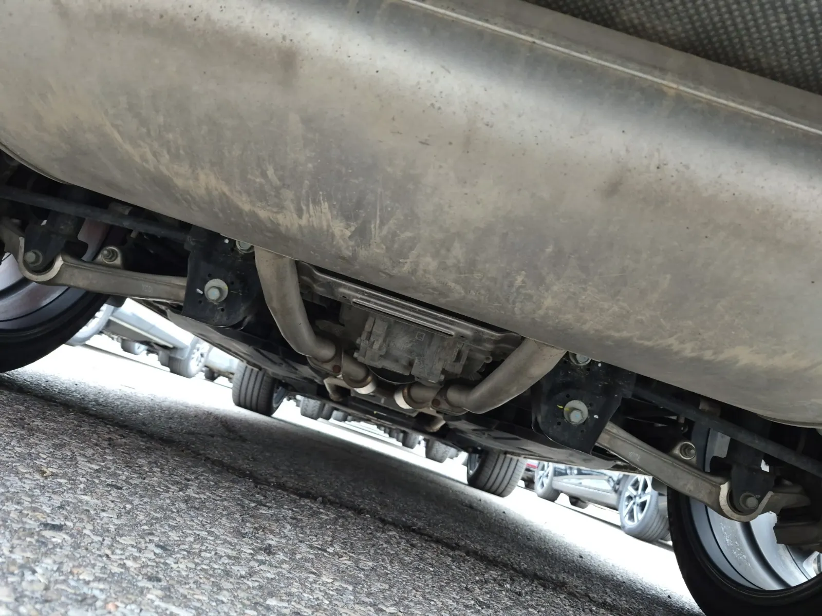 Undercarriage - Rear Photo