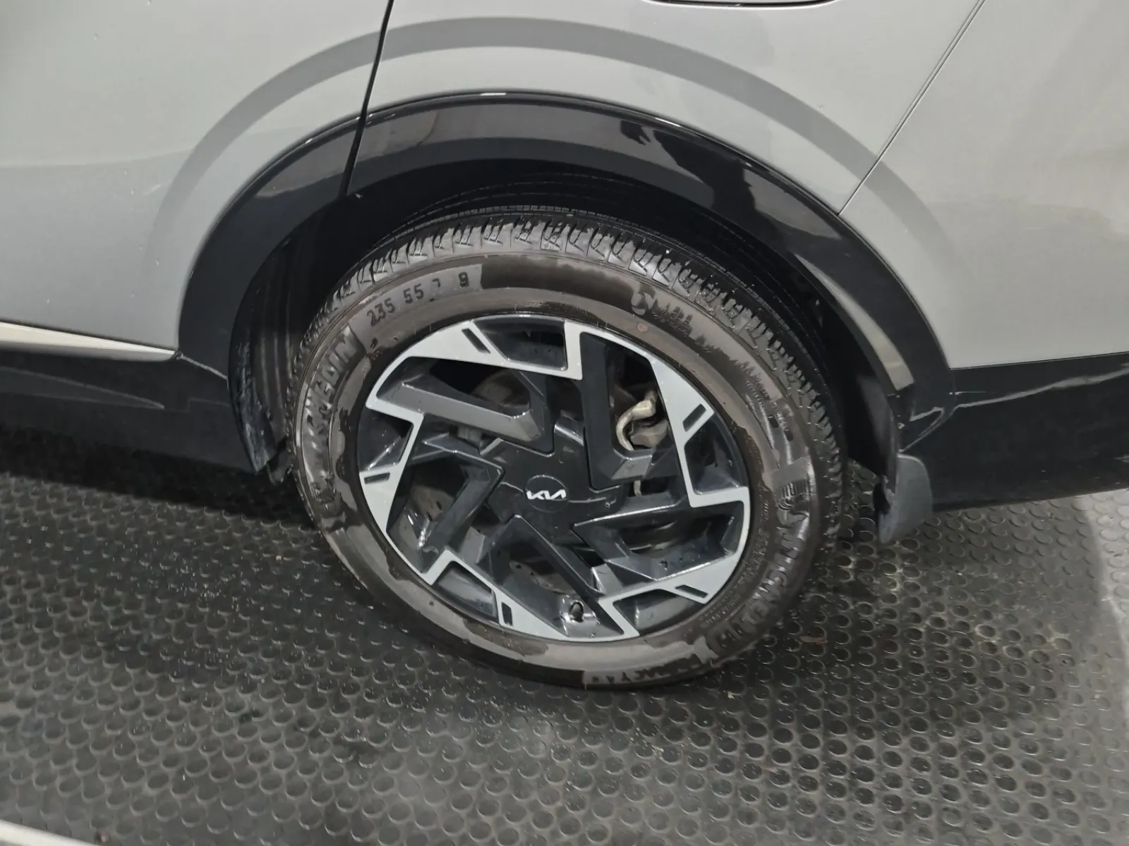 Left Rear Wheel/Tire Photo