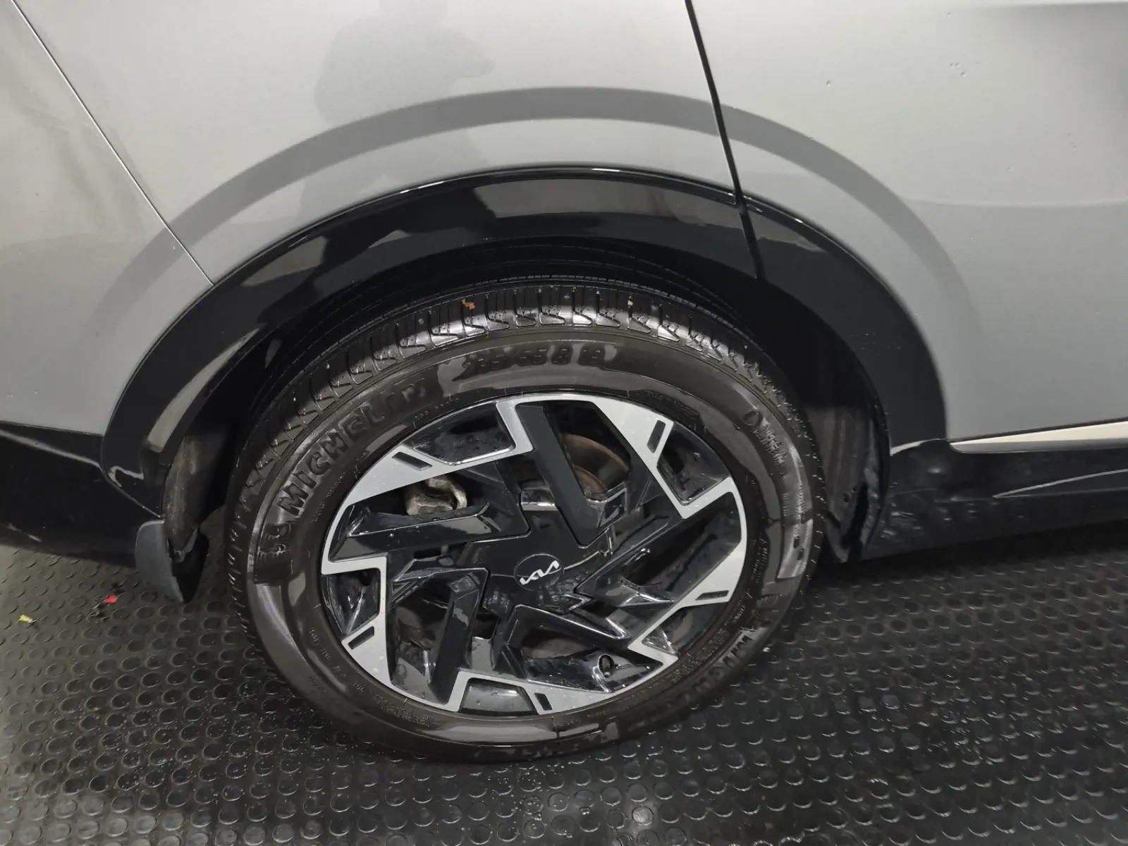 Right Rear Wheel/Tire Photo