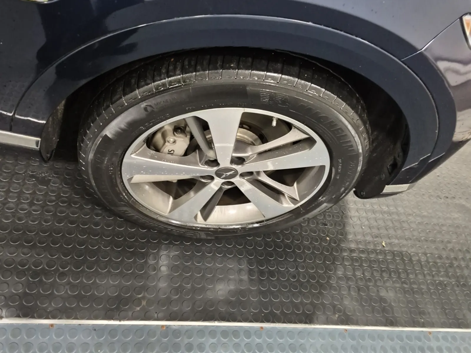 Right Front Wheel/Tire Photo