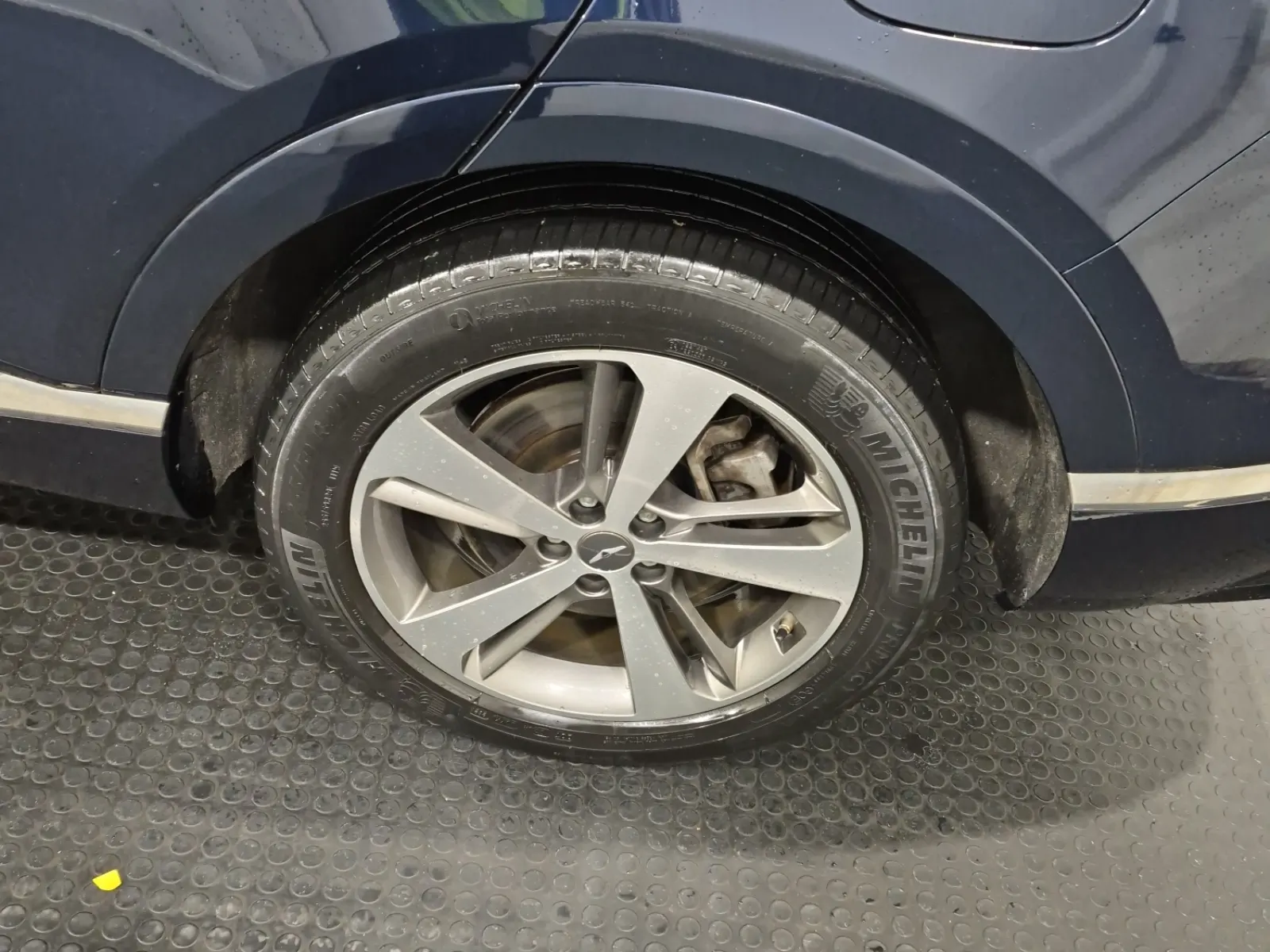 Left Rear Wheel/Tire Photo