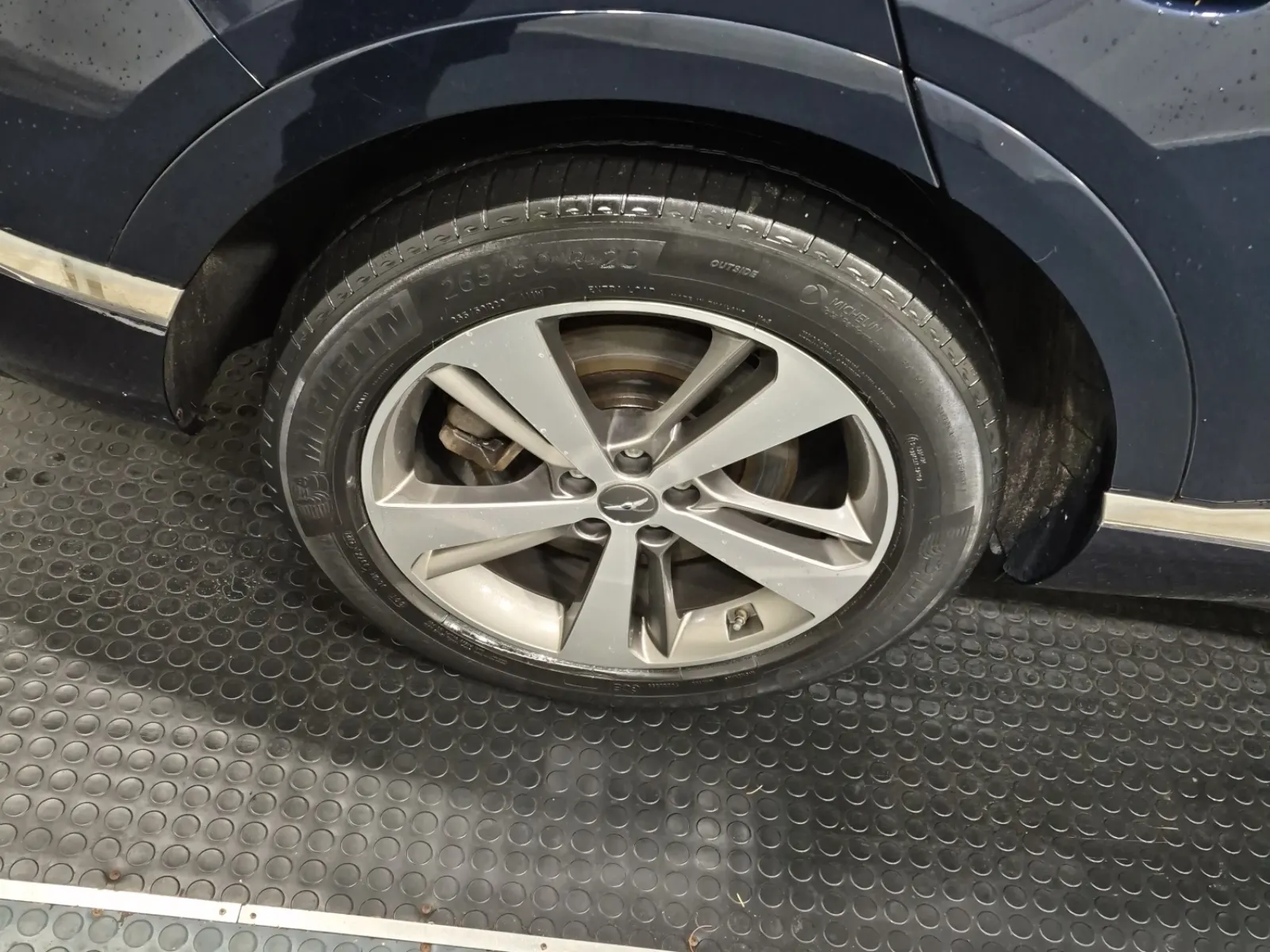 Right Rear Wheel/Tire Photo