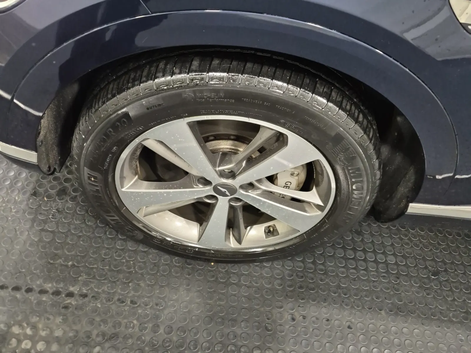 Front driver wheel/tire photo