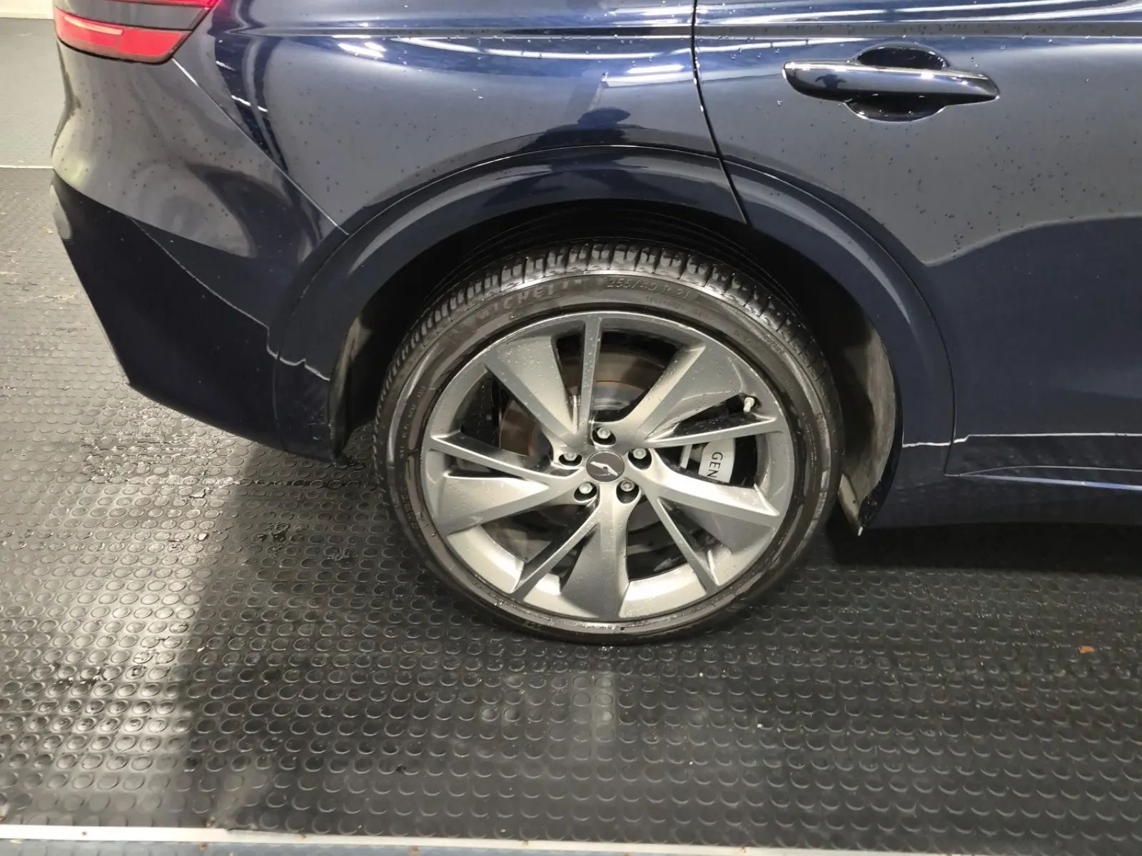 Right Rear Wheel/Tire Photo