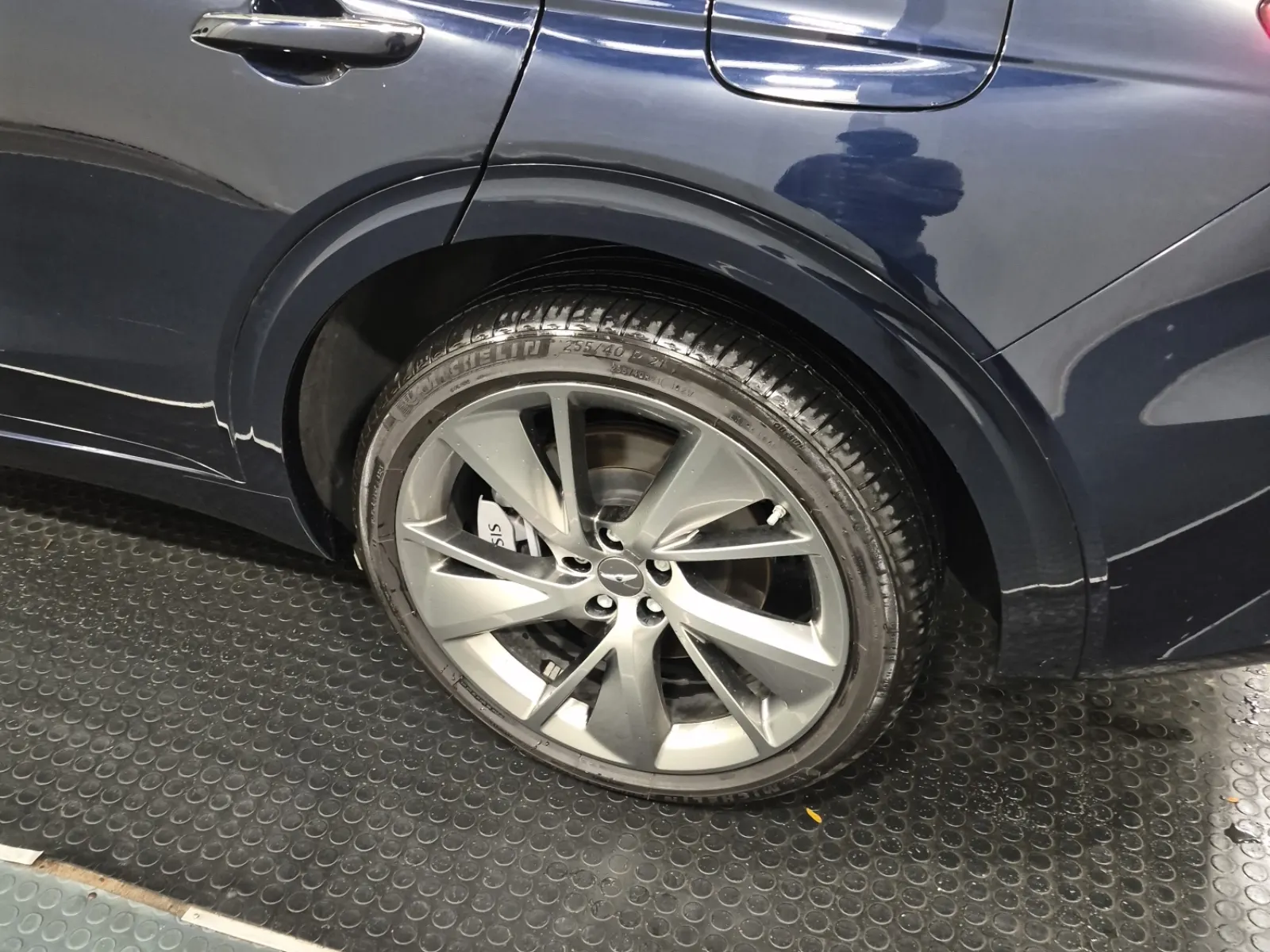 Left Rear Wheel/Tire Photo