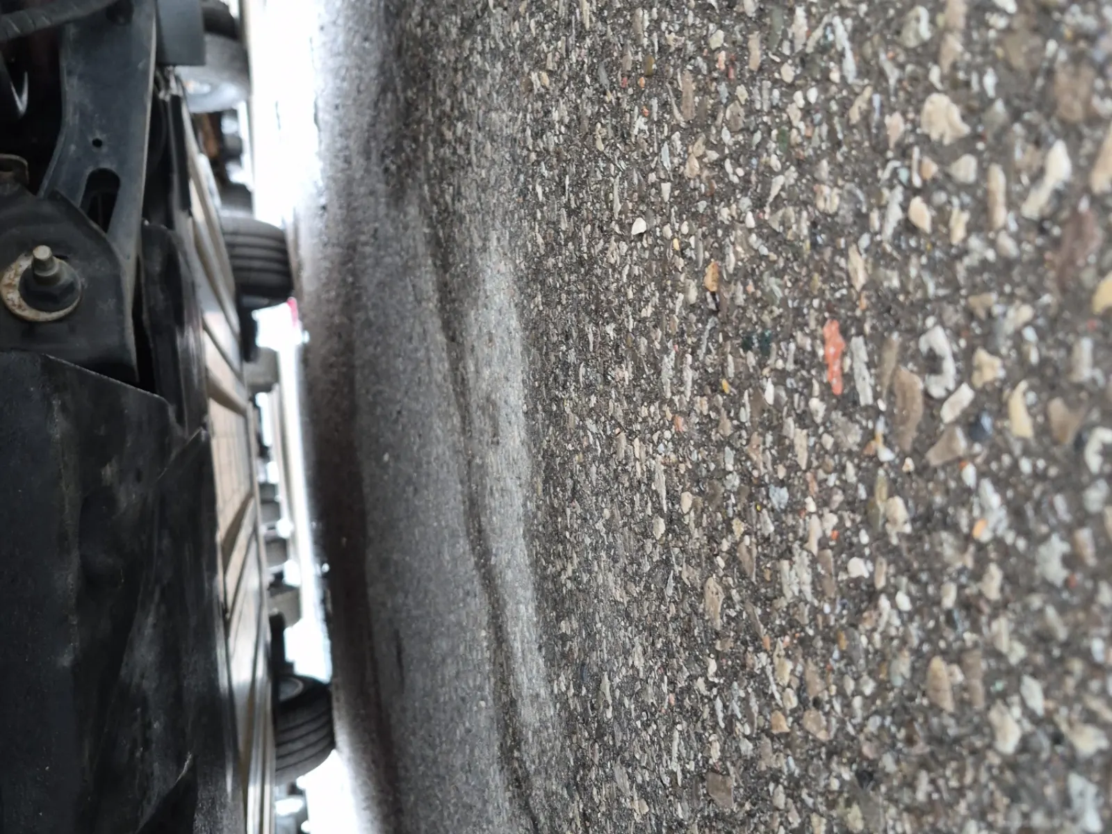 Undercarriage - Rear Photo