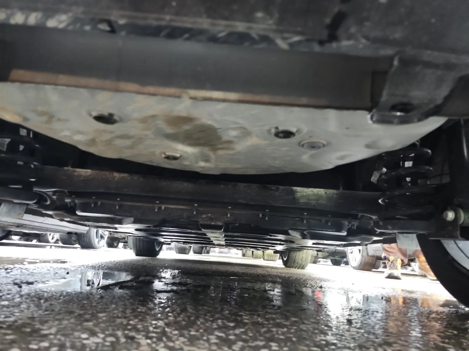 Undercarriage - Rear Photo