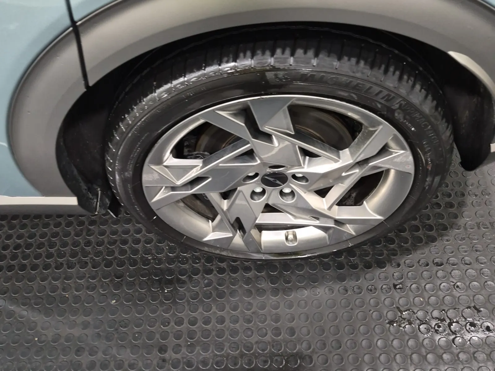 Left Rear Wheel/Tire Photo