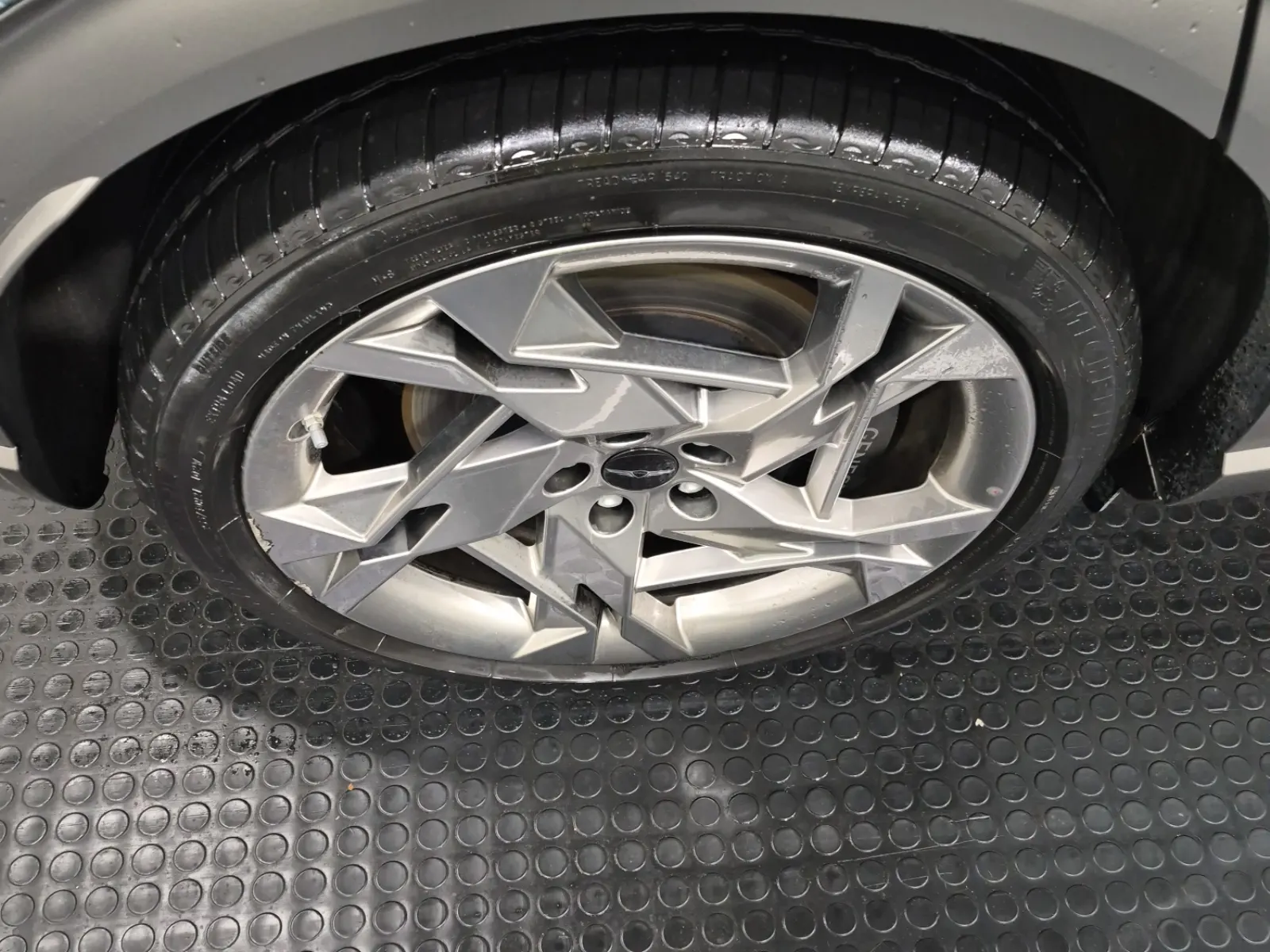 Right Rear Wheel/Tire Photo