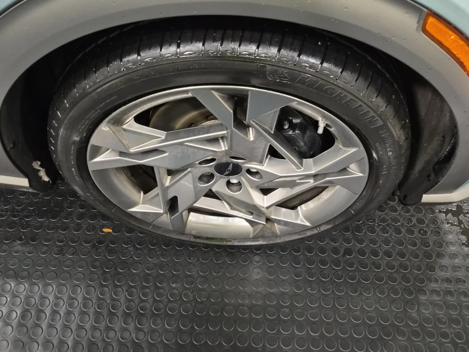 Right Front Wheel/Tire Photo