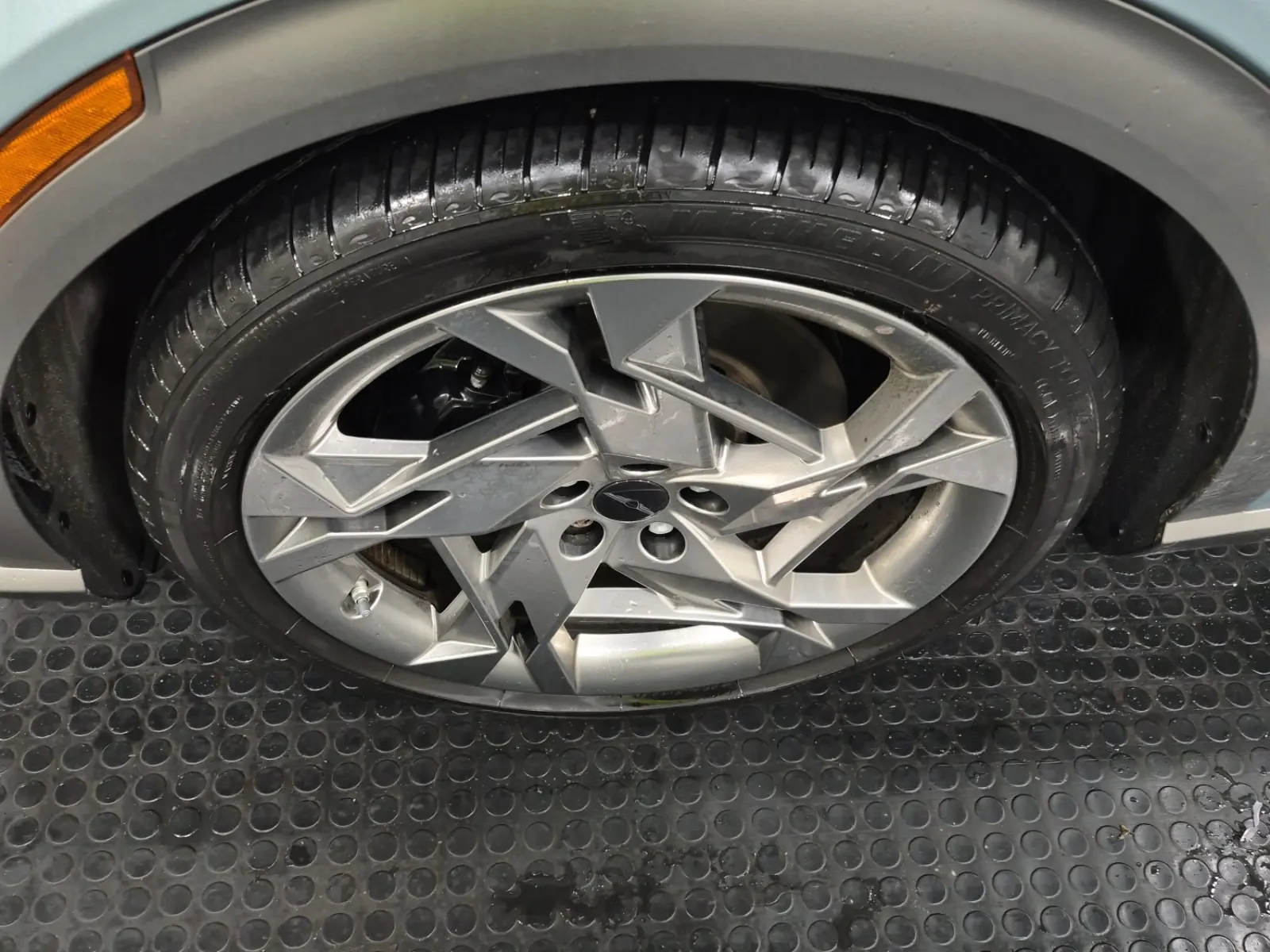 Front driver wheel/tire photo