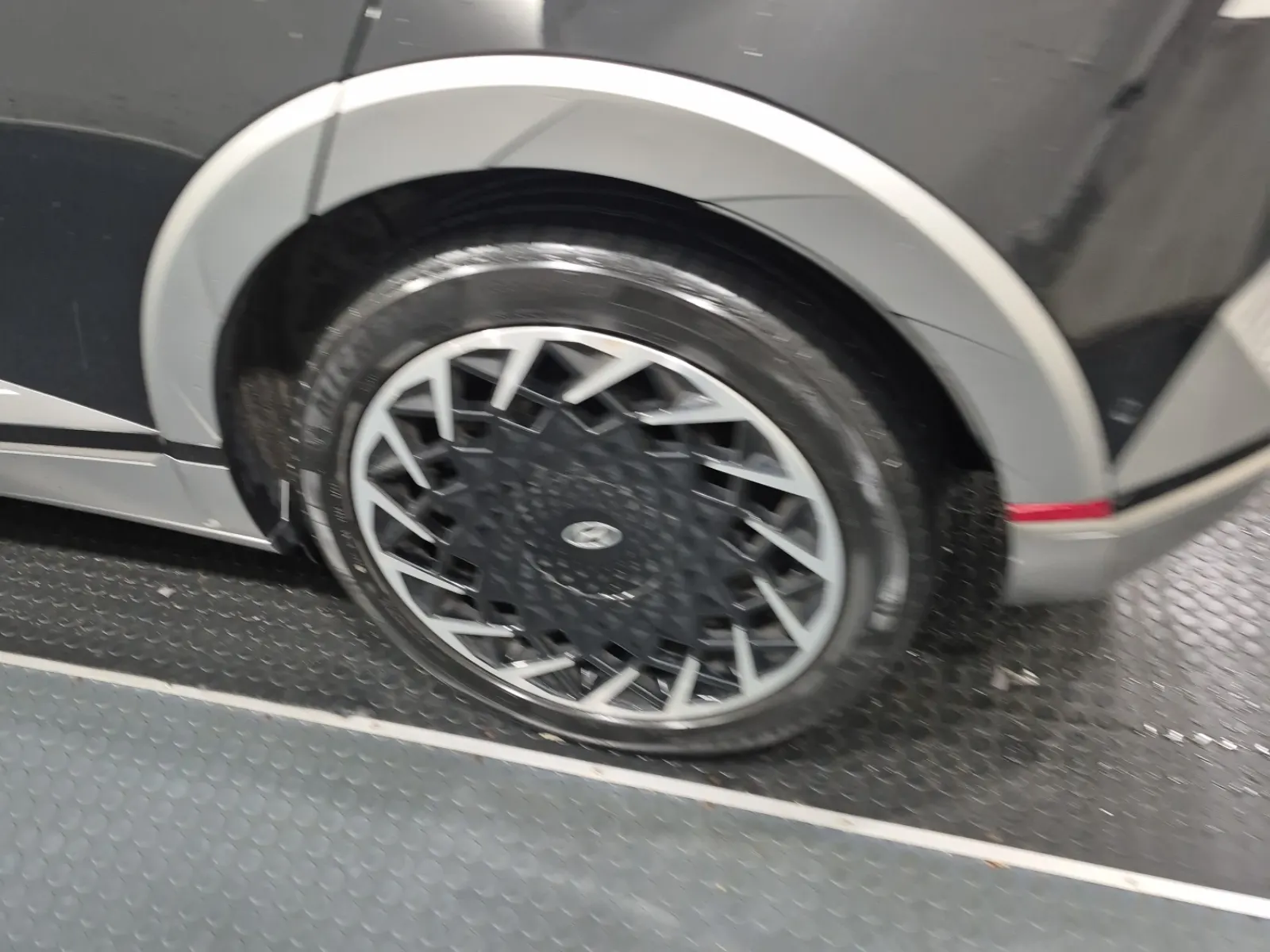 Left Rear Wheel/Tire Photo