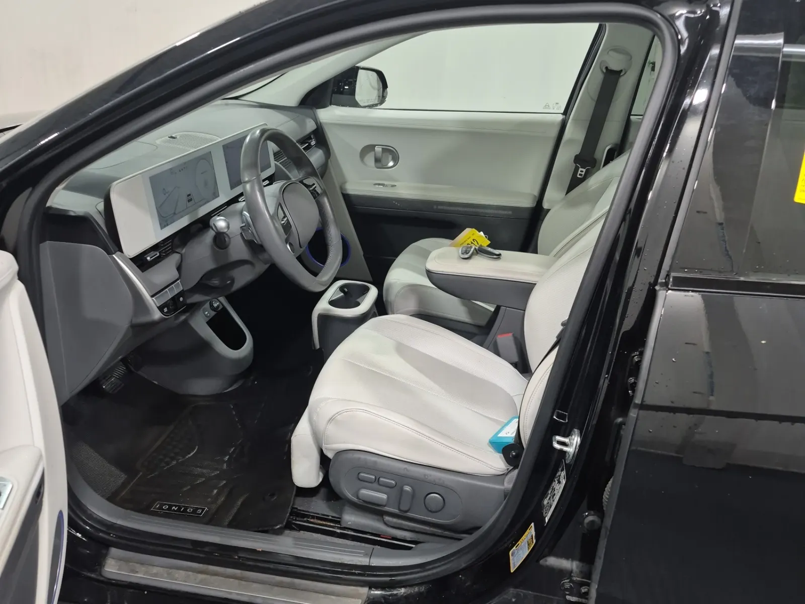 Front Interior Photo
