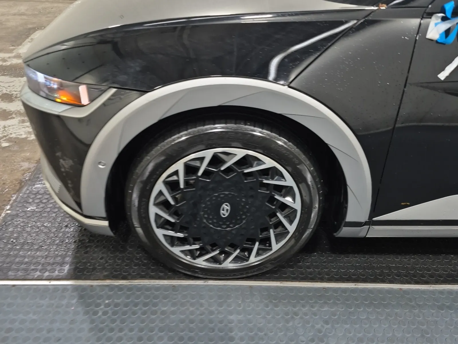 Front driver wheel/tire photo