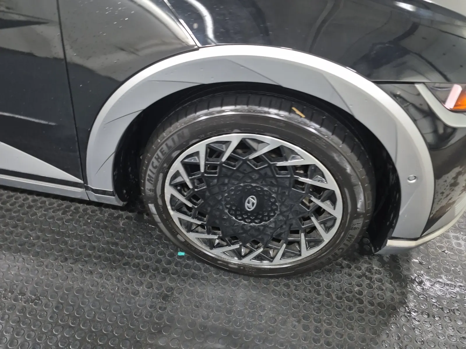 Right Front Wheel/Tire Photo