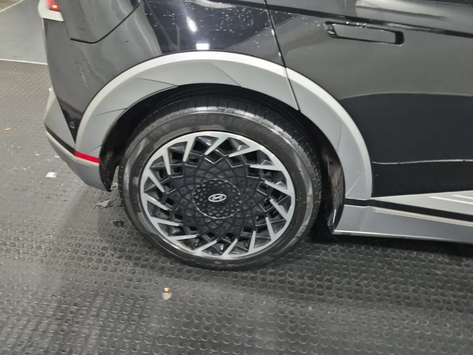 Right Rear Wheel/Tire Photo