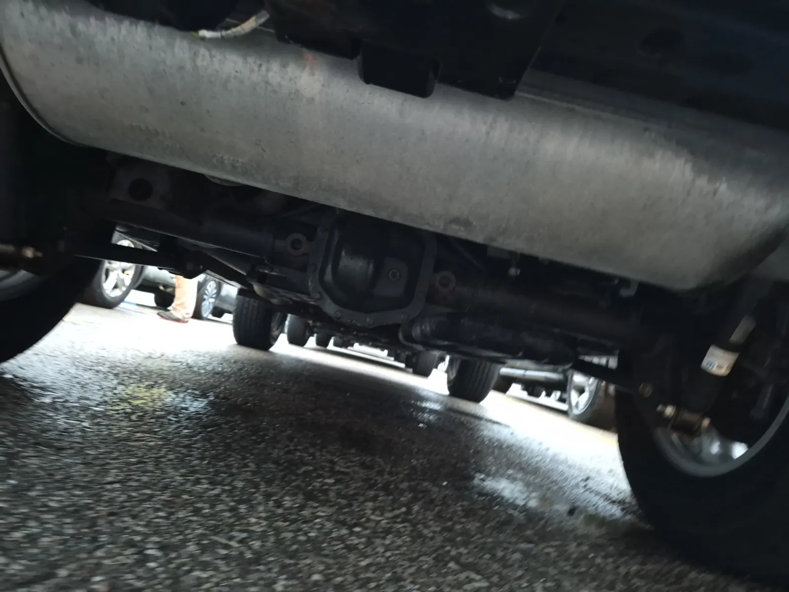 Undercarriage - Rear Photo