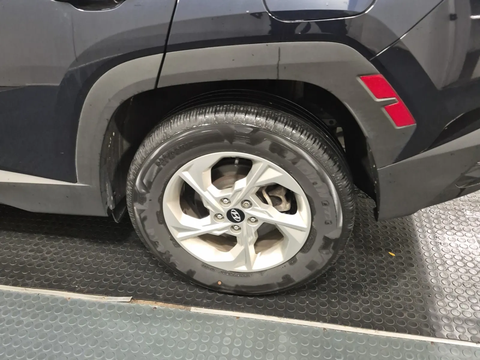 Left Rear Wheel/Tire Photo