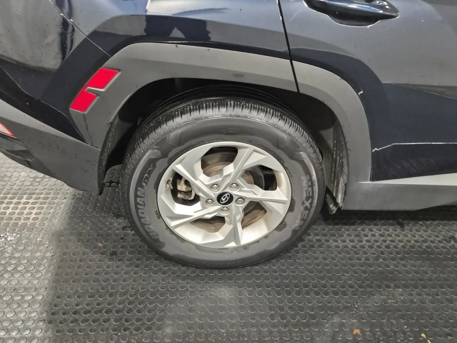 Right Rear Wheel/Tire Photo