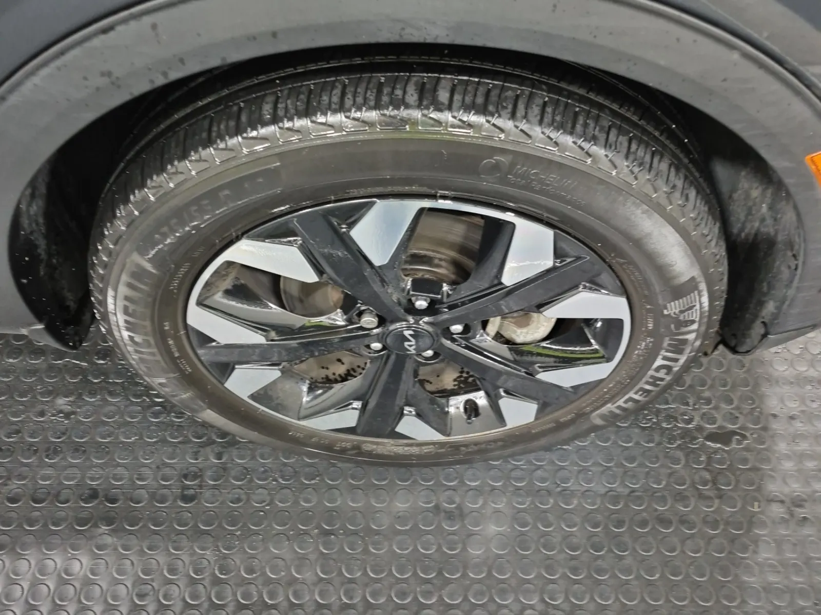 Right Front Wheel/Tire Photo