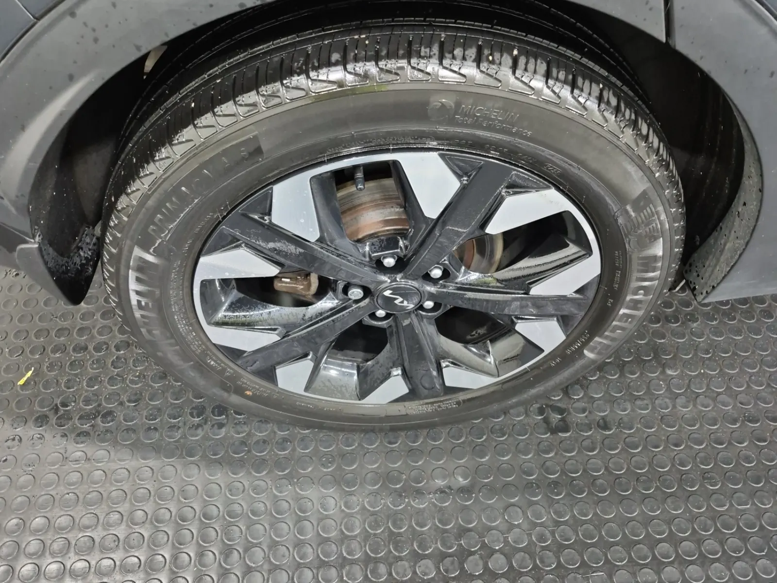 Right Rear Wheel/Tire Photo